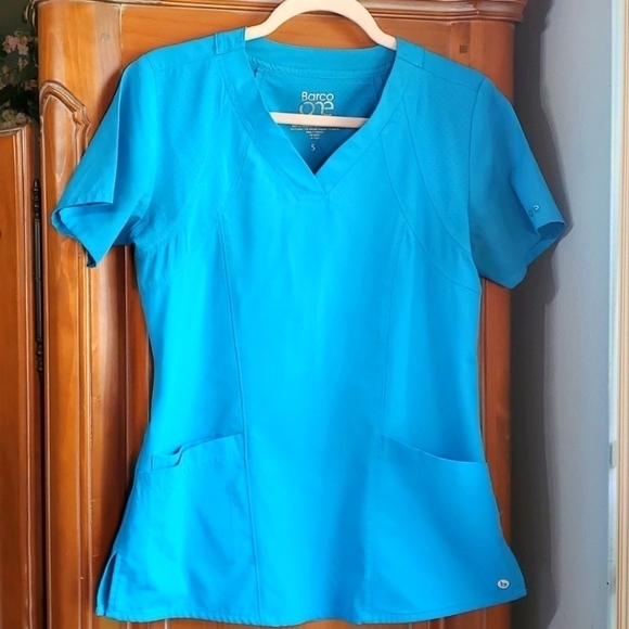 BARCO UNIFORM TOP, women's scrub size small.  Beautiful shade of blue. - Picture 1 of 11